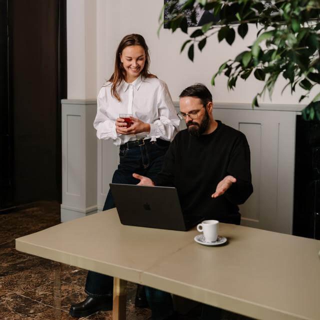 medewerkers van Atom Rotterdam vragend achter een laptop