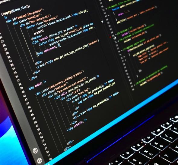 Laptop waar HTML code op weergegeven staat