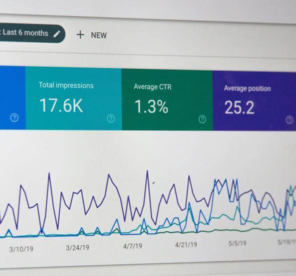 Foto van een beeldscherm met daarop Google Search console resultaten van een website
