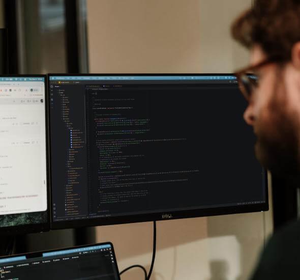 Medewerker van Atom die aan de code van een website aan het sleutelen is