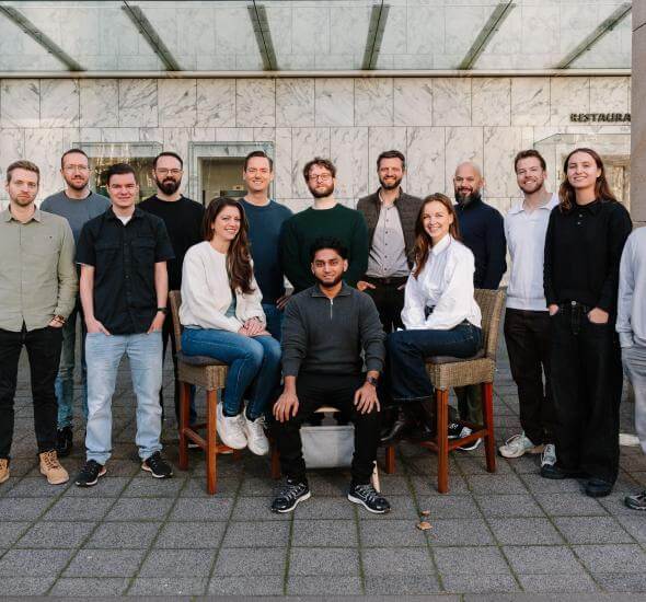 Het Atom team voor de ingang van kantoorpand De Coopvaert in Rotterdam