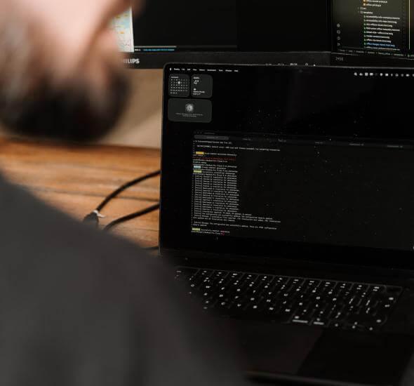 Laptop met zichtbaar stukje code voor een website ontwikkeling