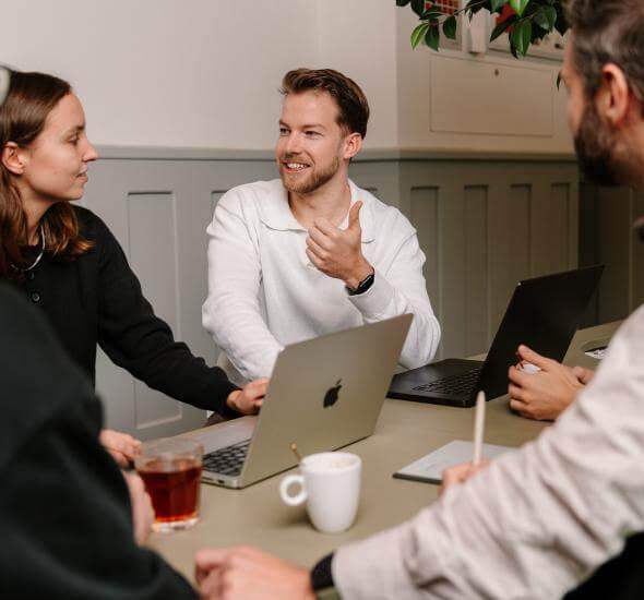 Medewerkers van Atom Rotterdam in overleg