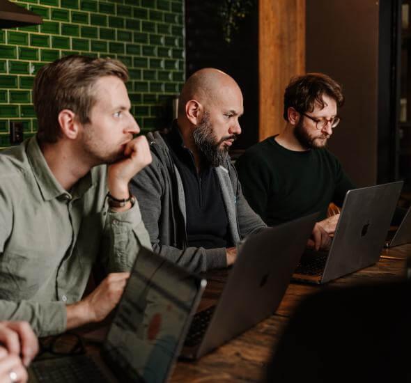 Medewerkers van Atom Rotterdam in een vergaderruimte hard aan het werk