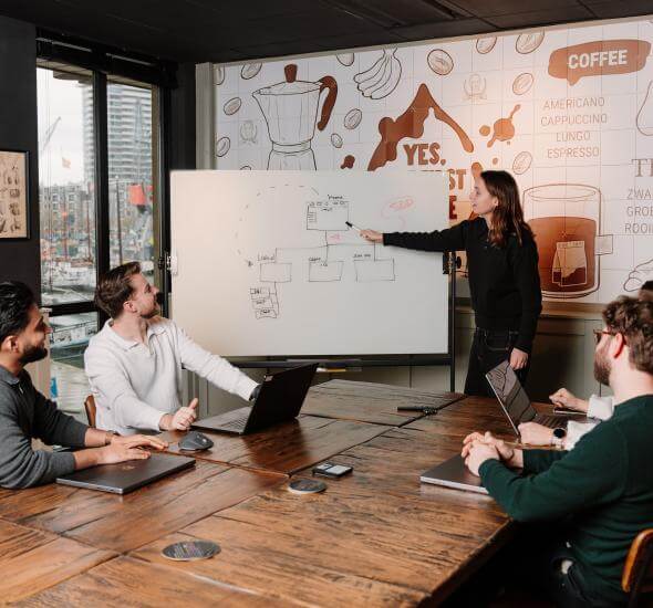 Medewerkers van Atom Rotterdam in een overleg