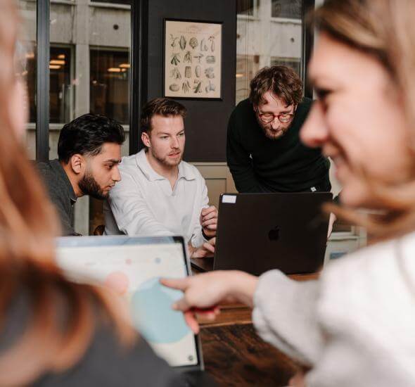 Medewerkers van Atom Rotterdam in de vergaderruimte