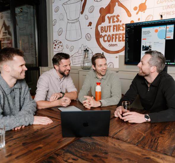 Medewerkers van Atom Rotterdam en Digital Growth Agency samen in een meeting