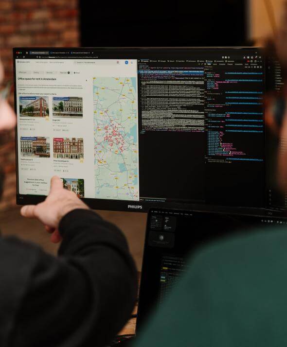 Collega's die samen aan een website bouwen en overleggen over de architectuur