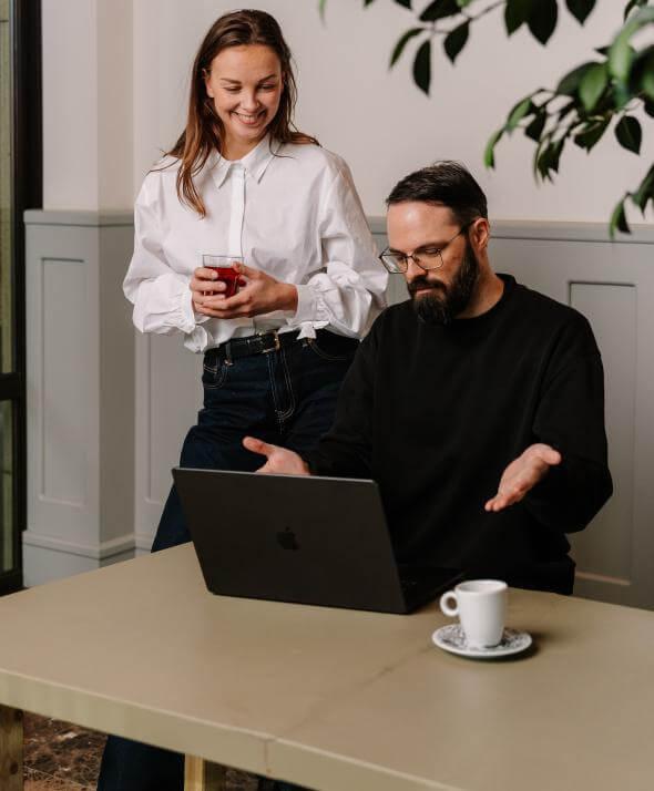 Een medewerker van Atom vraagt zich iets af