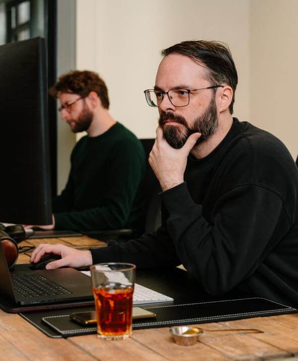 Medewerkers van Atom Rotterdam achter de laptop