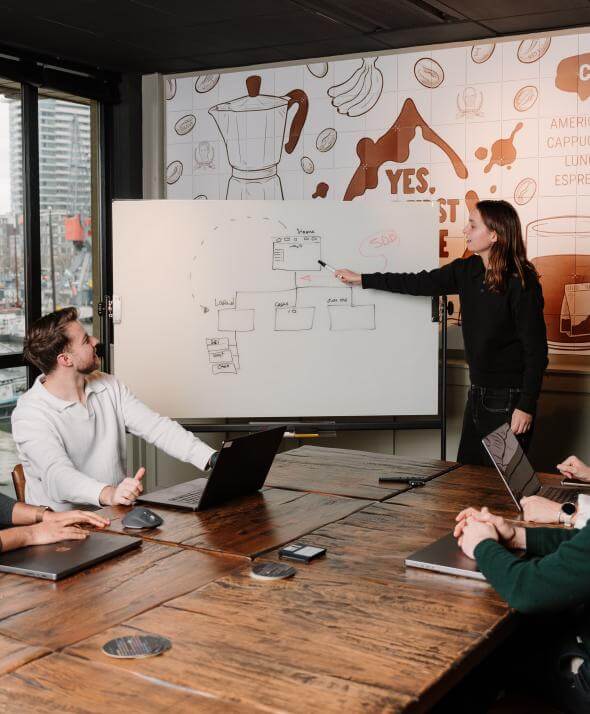 Medewerkers van Atom Rotterdam in een overleg