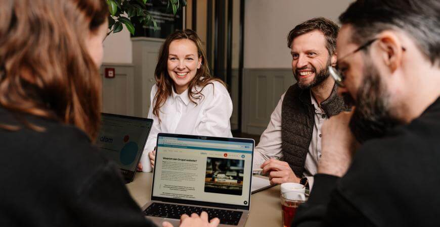 Medewerkers van Atom in een overleg op kantoor