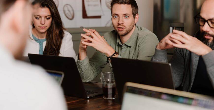 Medewerkers van Atom die een vergadering hebben