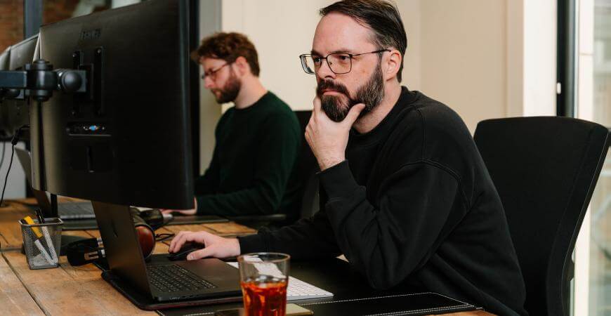 Medewerkers van Atom Rotterdam achter de laptop