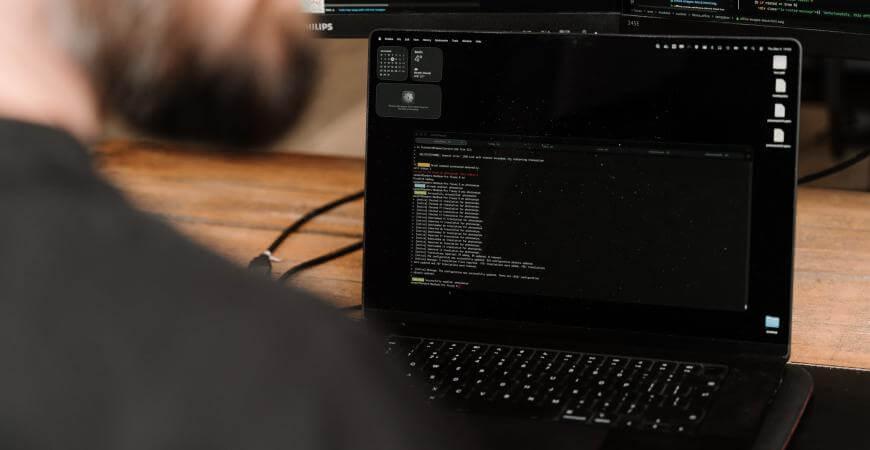 Laptop met zichtbaar stukje code voor een website ontwikkeling