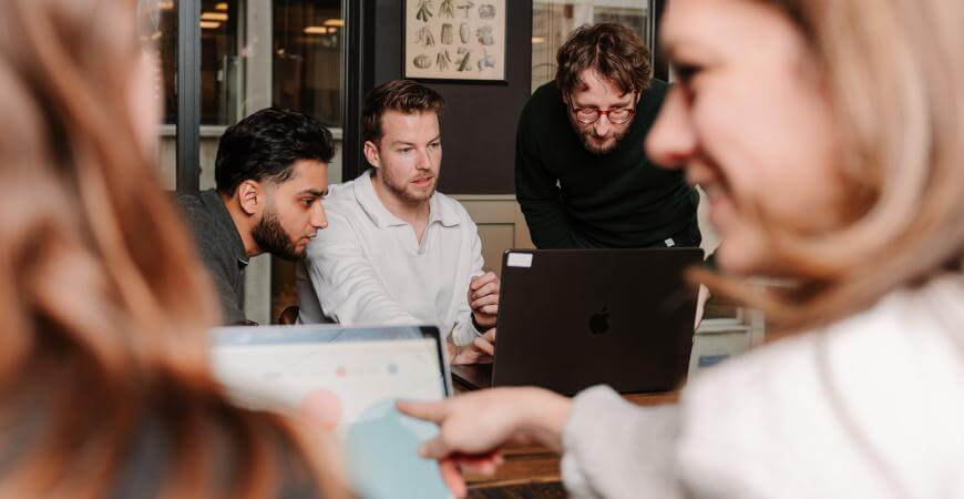 Medewerkers van Atom Rotterdam in de vergaderruimte